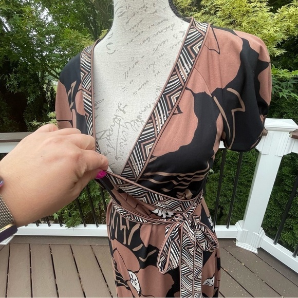 Bcbg MAXAZRIA $300 Black Brown Floral Belted Wrap Dress knee length Sz M - Picture 6 of 13